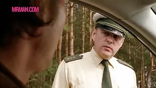 يمارس الجنس مع فيلم سكسي سعودي اثنين من السياح قيد الاعتقال.