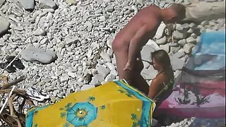 من الأفضل أن تمتص الديك بدلا فلم سكسي ساخن من تدفئة كس في الشمس.