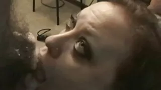 ي أوهن كيد احلى فيلم سكسي تركي الطفل يمضغ زوجة الأب السوداء على أرضية المطبخ.