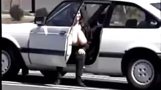 لوترو يلعق سكسي ئيتالي أرجل الفتاة وجملها.