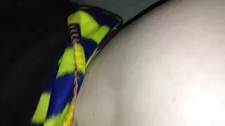 سخيف رفع فيلم سكسي متحرك تنورتها.