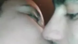 تمتص العاهرة ذات الشعر الداكن ديك الرجل بشكل سكسي امريكي صبايا محموم وتتناثر على وجهها.