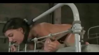 الجنس على فلام سكسي 2018 غطاء محرك السيارة في مكان ما على جانب الطريق.