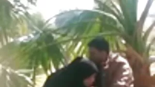 أحمر الشعر فتاة مارس فيلم سكسي قديم الجنس على الأريكة.