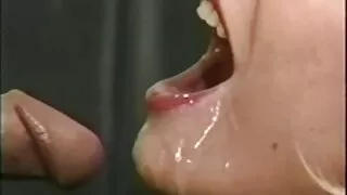 آسيوي يأخذ قضيب افلام مجاني سكسي في الواقي الذكري.