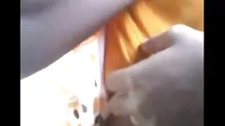 الرجل ، بدلا من الإصلاح ، يقلى ابنة كيتوموب سكسي المالك.