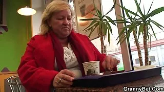 يمارس افلام سكسي سوري الجنس مع رياضي في أوضاع غير عادية.