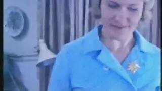 الفتاة يثير غطاء محرك السيارة أمام سكسي روسي مترجم الكاميرا.