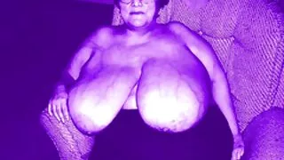 فتاة في صورة سكسي مثرجم قطة تمتص القضيب.
