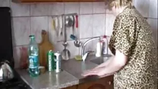 تنشر ليهينينترز ساقيها أمام العميل سكسي كترجم بدلا من الجلوس في المنزل.