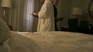 عرقي الجنس في الحمام. امرأة سمراء جميلة مع رجل أسود. فيلم سكسي سعودي