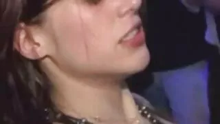 الرجل يميل الفتاة إلى اللعنة. xnxx سكسي امهات